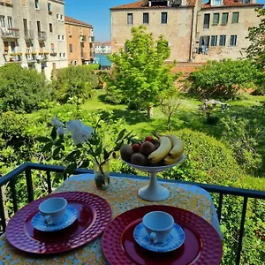 Angela Di House Venecia